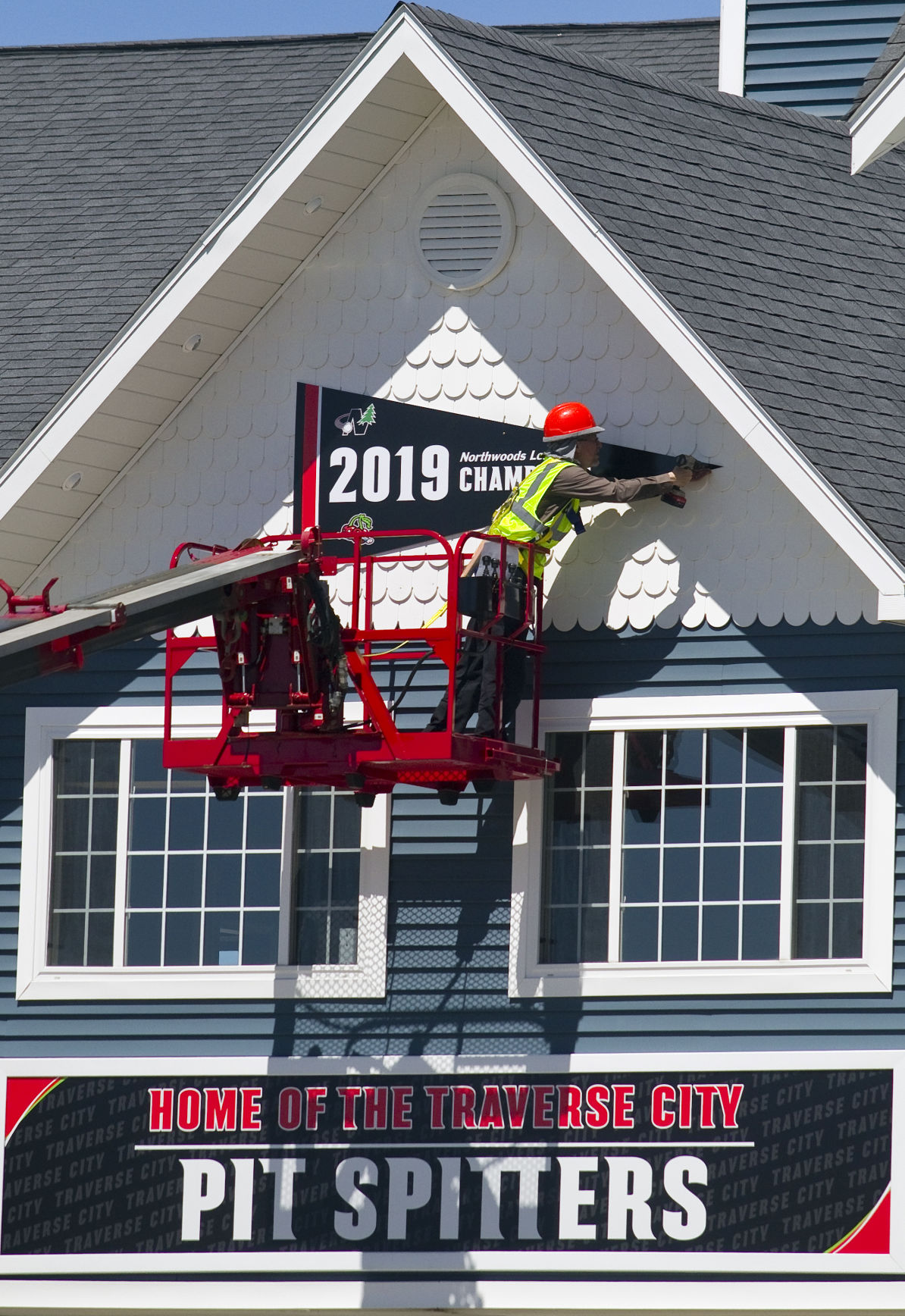 PIT SPITTERS SIGNS LEDE